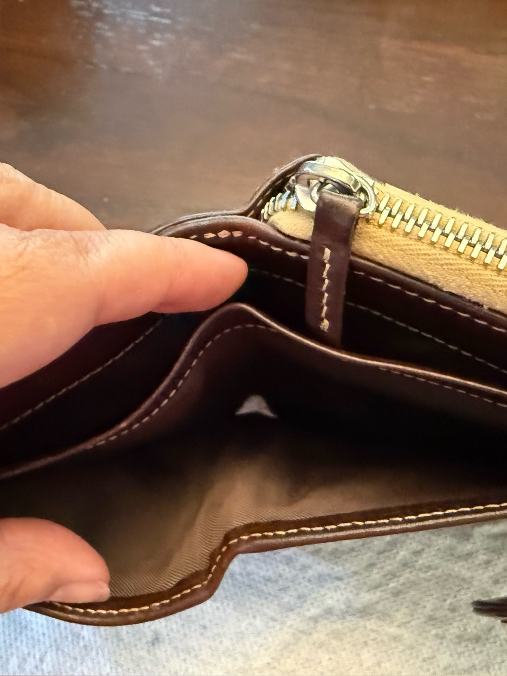 Vintage Dooney & Bourke
Donegal Crest Wallet Florentine & Pebble Leather - Picture 9 of 14